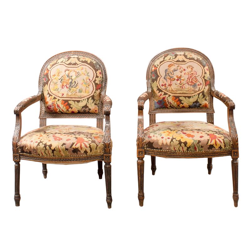 Coppia di poltrone in legno con rivestimento ad arazzo