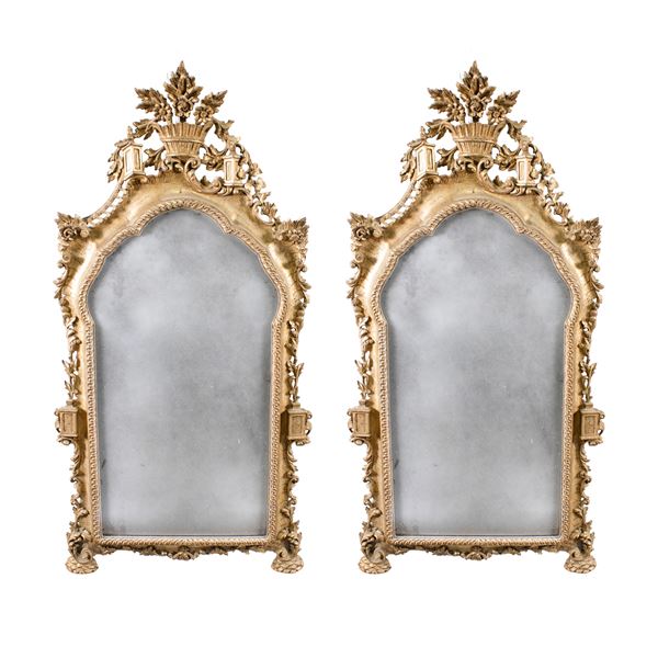 Pair of gilded and carved wooden mirrors