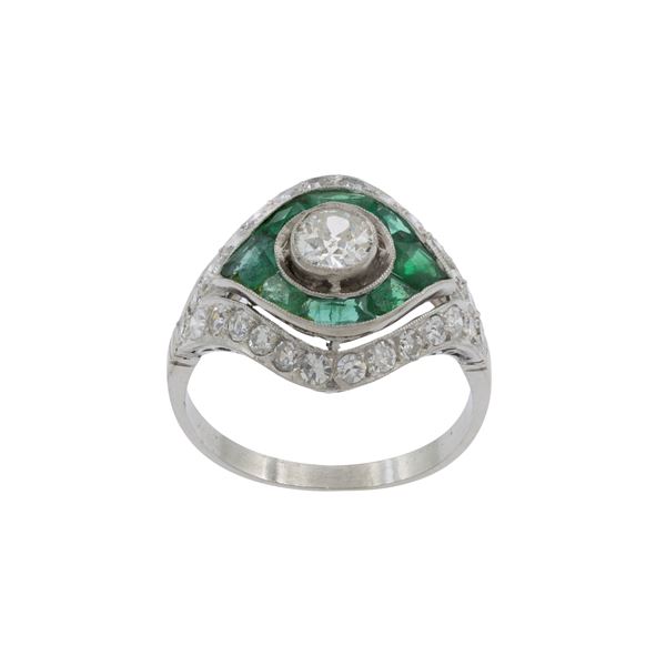 Anello Decò in platino diamanti e smeraldi
