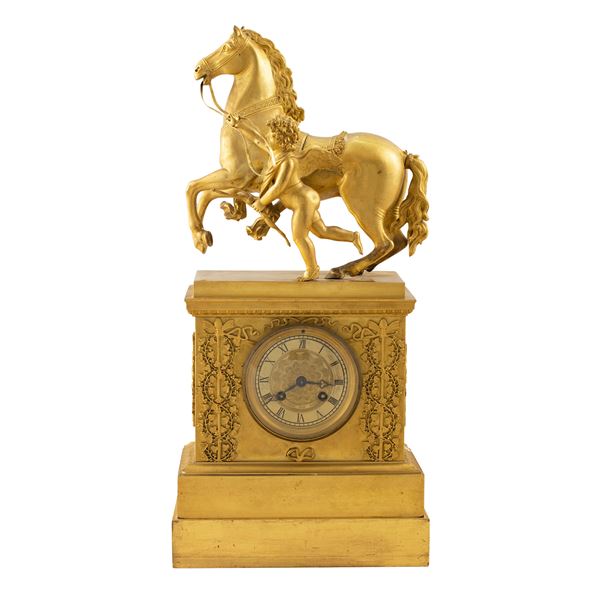 Orologio a pendolo da tavolo in bronzo dorato
