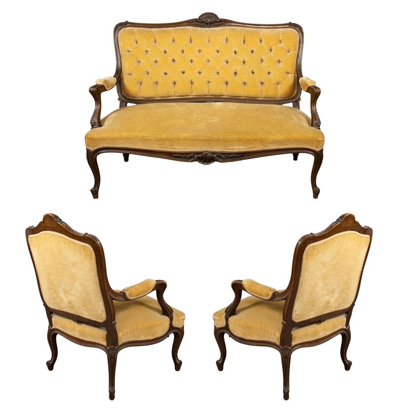 Salotto in legno intagliato