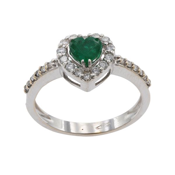 Anello in oro bianco 18kt smeraldo a cuore e diamanti