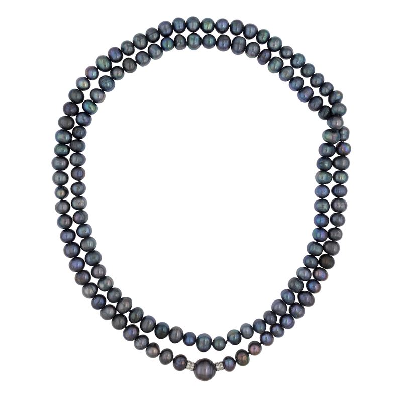 Lunga collana ad un filo di perle grigie di acqua dolce