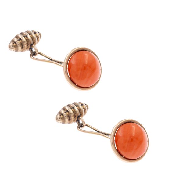 Antichi gemelli in oro basso e corallo taglio cabochon