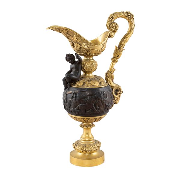 Anfora in bronzo patinato e dorato con putto