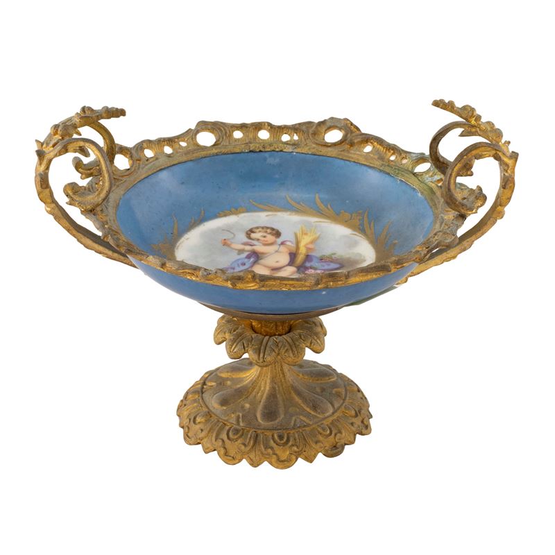 Piccola alzata in porcellana policroma con montatura in bronzo dorato