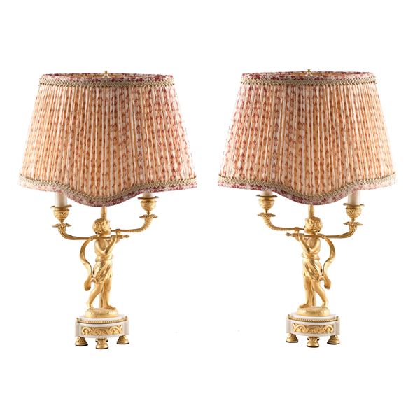 Coppia di candelieri elettrificati in bronzo dorato a due luci