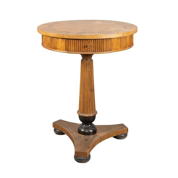 Gueridon in legno intarsiato e legno ebanizzato