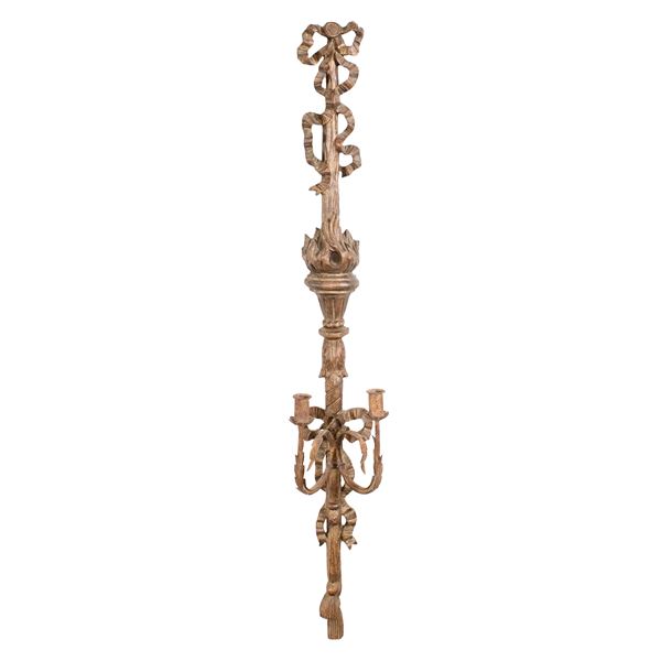 Applique in legno intagliato, laccato e metallo dorato