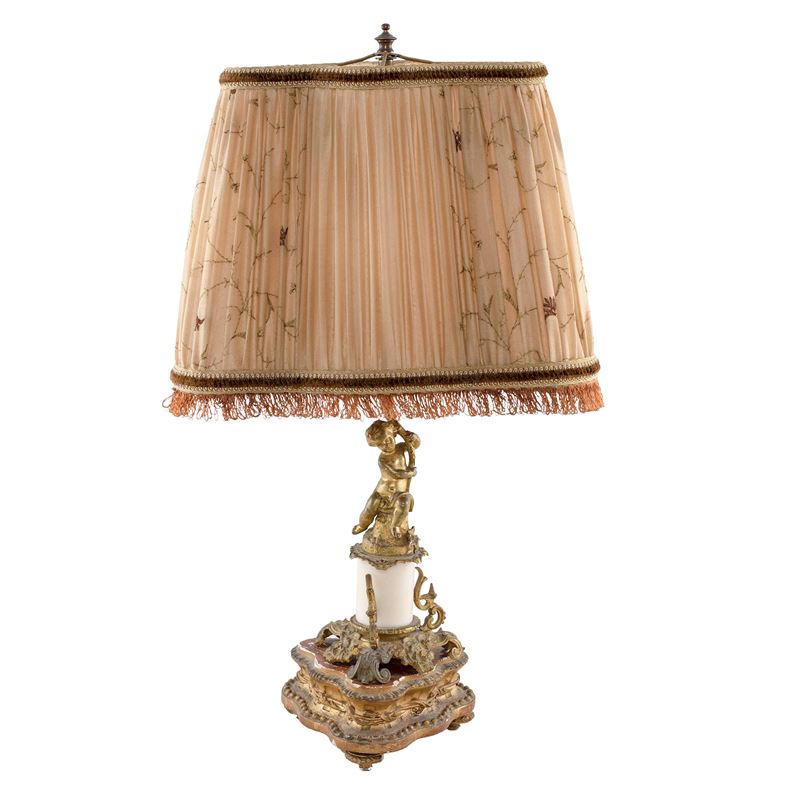 Candeliere elettrificato in metallo dorato