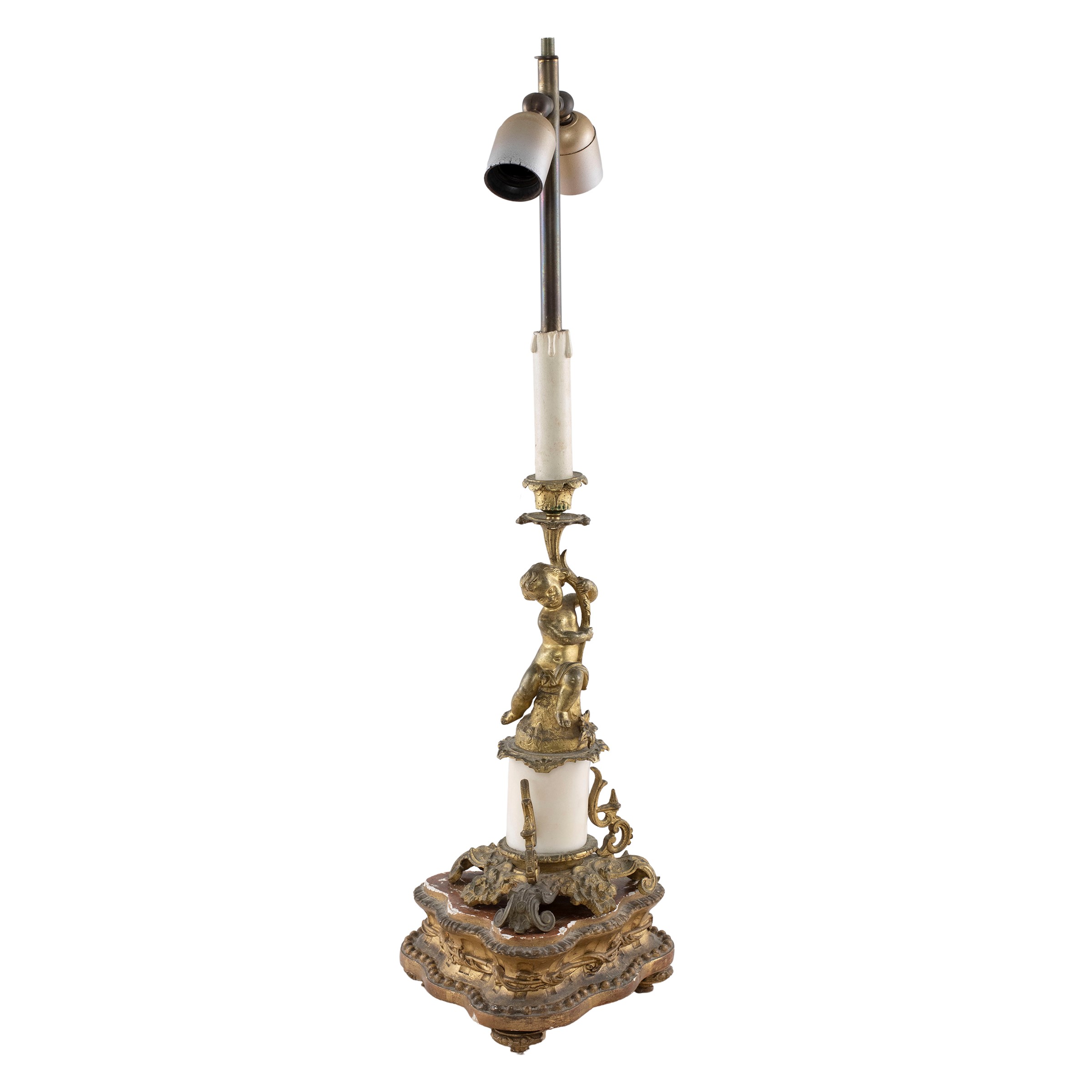 Candeliere elettrificato in metallo dorato