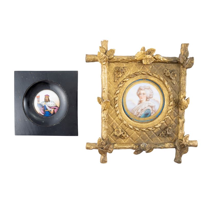 Due placche in porcellana policroma