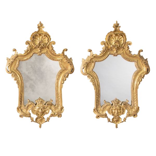 Coppia di specchiere in legno dorato ed intagliato