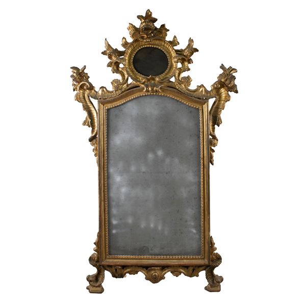 Specchiera in legno dorato ed intagliato
