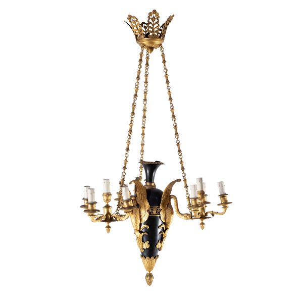 Lampadario a dodici luci in bronzo dorato e patinato