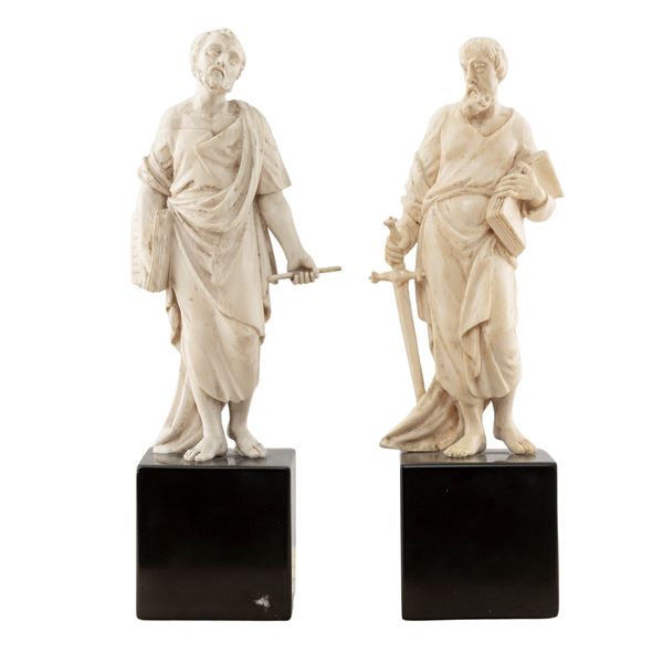 Coppia di sculture scolpite in avorio