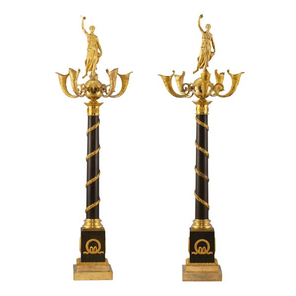 Coppia di candelabri a cinque luci in bronzo dorato e patinato