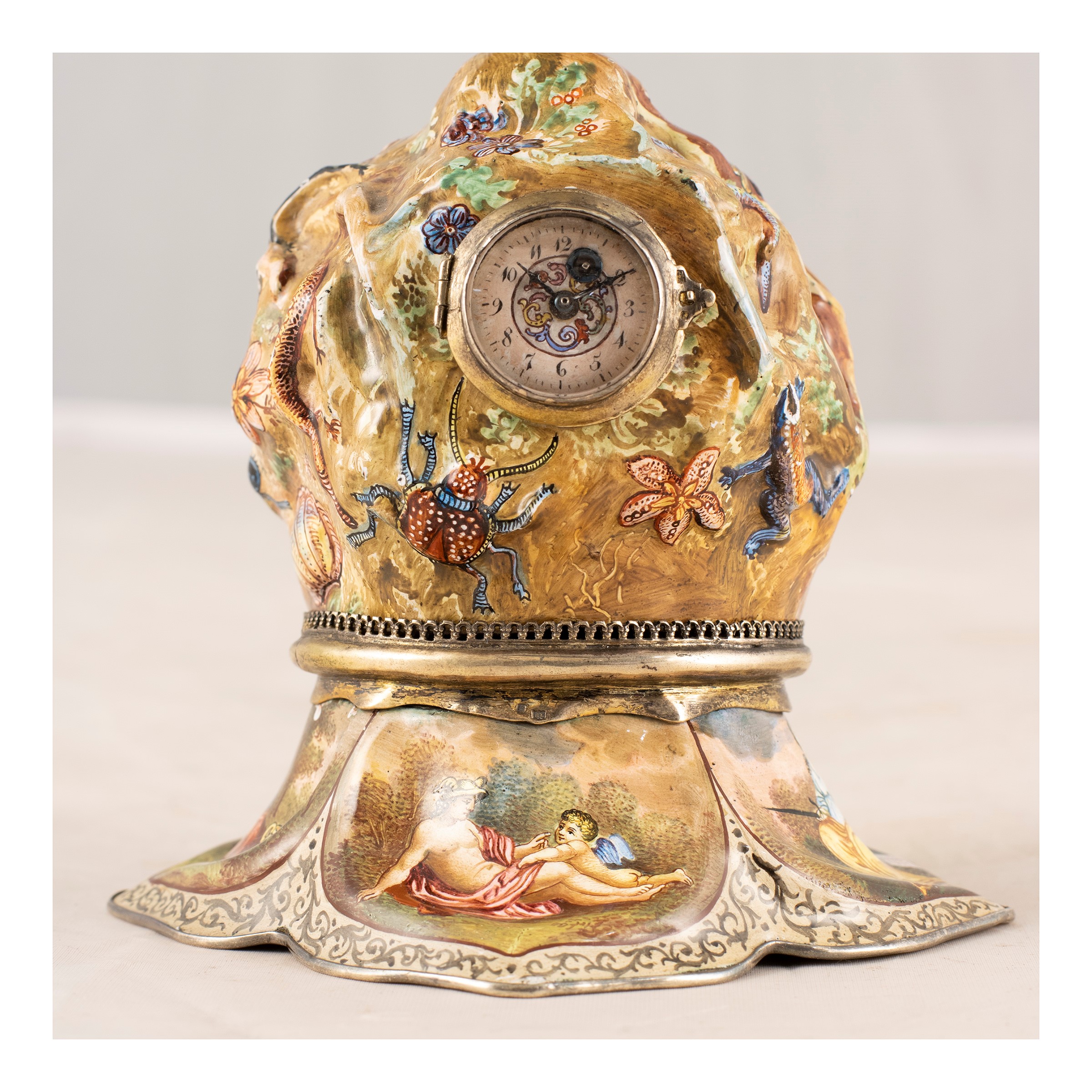 Coppa con Orologio Integrato in Smalto Policromo e Argento Dorato