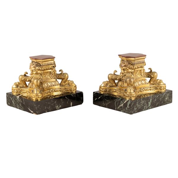 Coppia di basi ornamentali in bronzo dorato e marmo