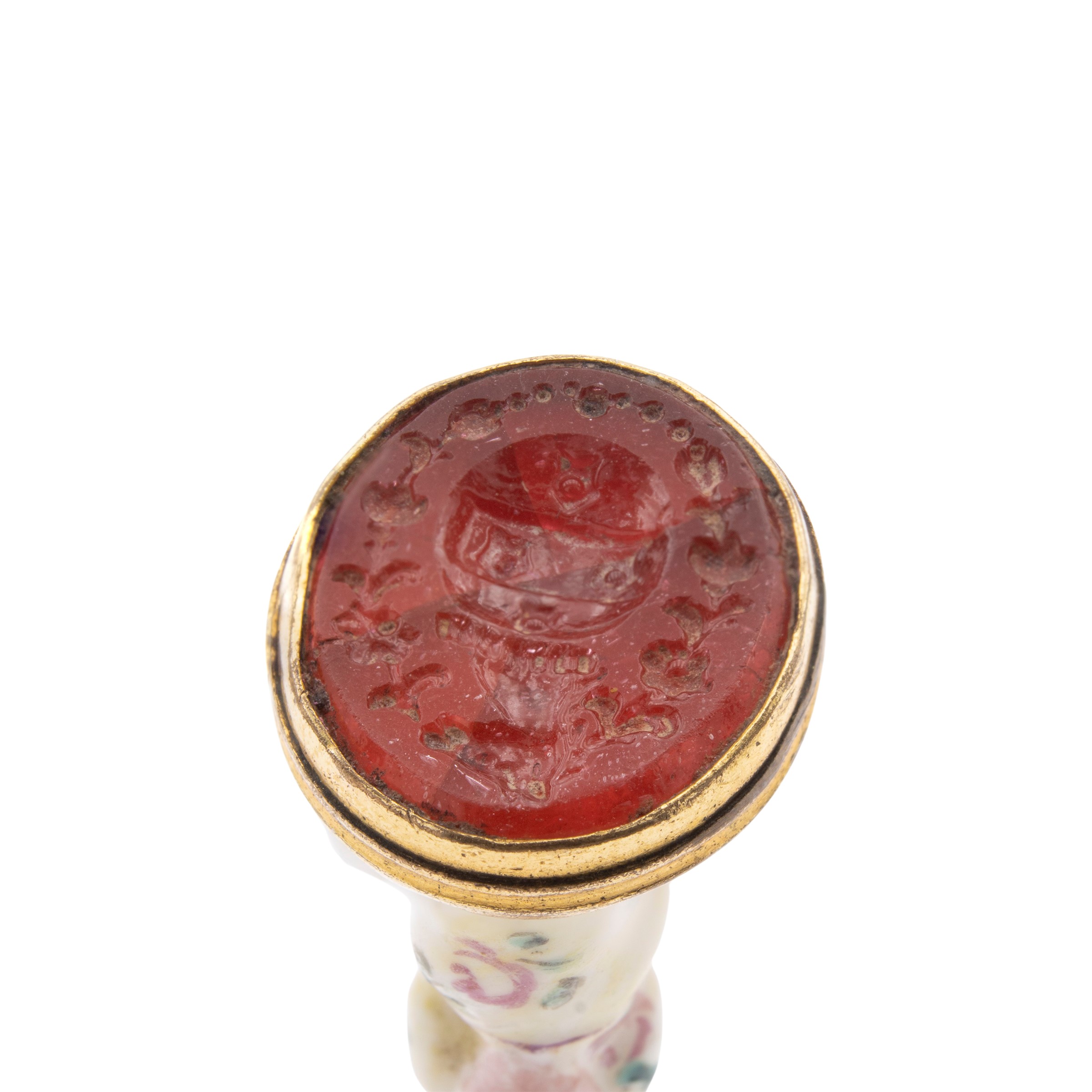 Antico pendente sigillo in oro giallo 9kt corniola incisa e porcellana policroma