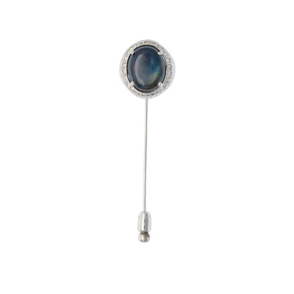 Spillone in oro bianco 18kt e zaffiro stellare taglio cabochon