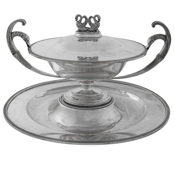 Zuppiera con coperchio e presentoire in argento