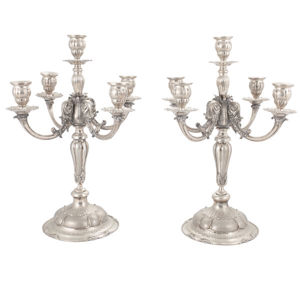 Coppia di candelabri in argento a cinque luci