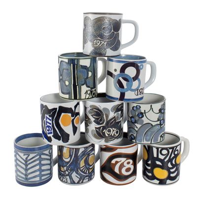 Royal Copenaghen, Dieci tazze annuali da collezione in ceramica policroma con bottone in argento