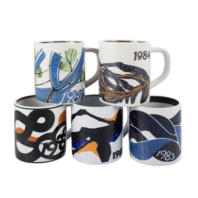 Royal Copenaghen, Set di cinque tazze annuali in ceramica policroma con bottone in argento
