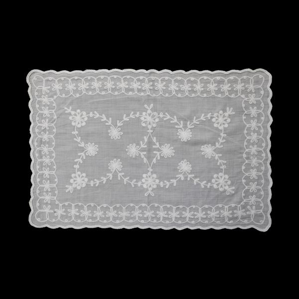 Set di otto tovagliette in cotone ricamato