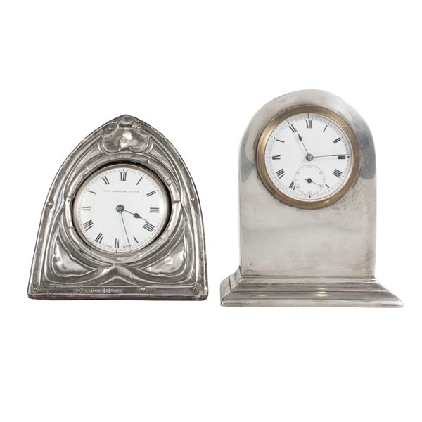 Gruppo di due orologi da tavolo con montature in argento