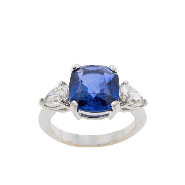 18lt white gold and Ceylon natural sapphire ring