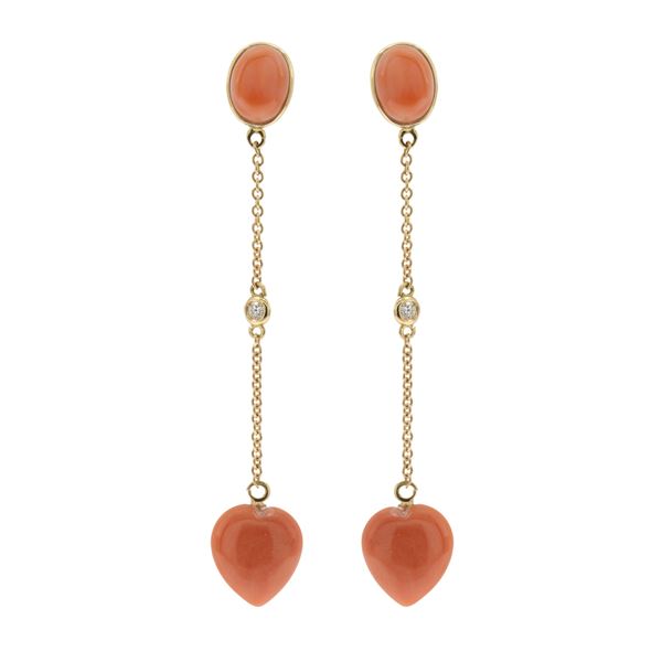 Orecchini pendenti in oro giallo 18kt cuori in corallo e diamanti