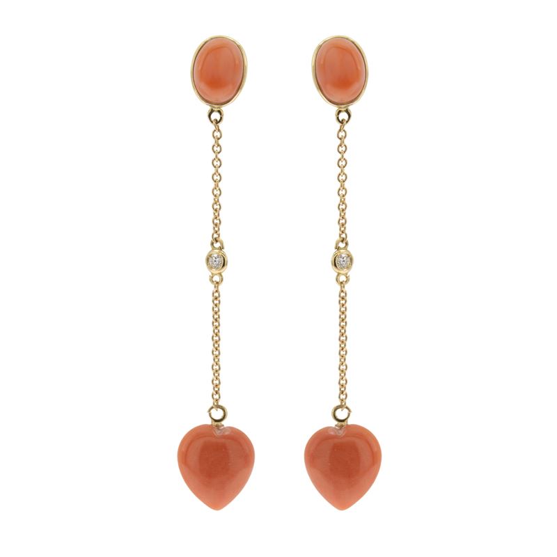 Orecchini pendenti in oro giallo 18kt cuori in corallo e diamanti