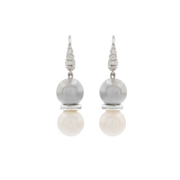 Orecchini pendenti in oro bianco 18kt perle e diamanti