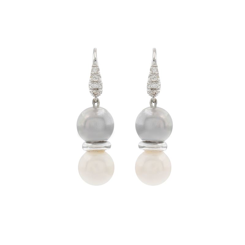 Orecchini pendenti in oro bianco 18kt perle e diamanti