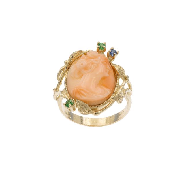 Anello in oro giallo 18kt e cammeo in corallo rosa scolpito