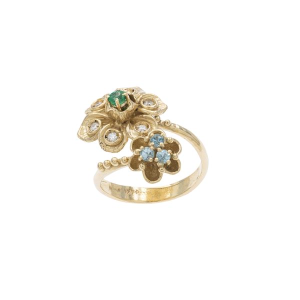Anello contrarié a motivo floreale in oro giallo 14kt