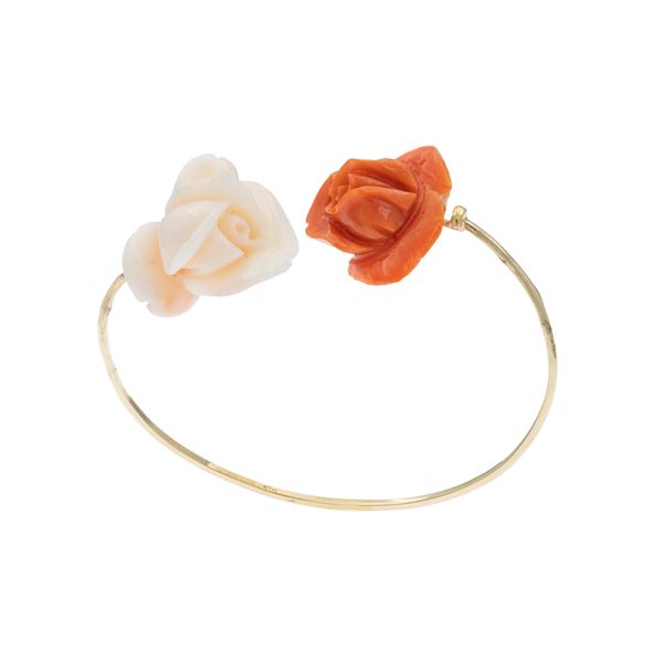 Bracciale a motivo contrariè in oro giallo 18kt e rose di corallo
