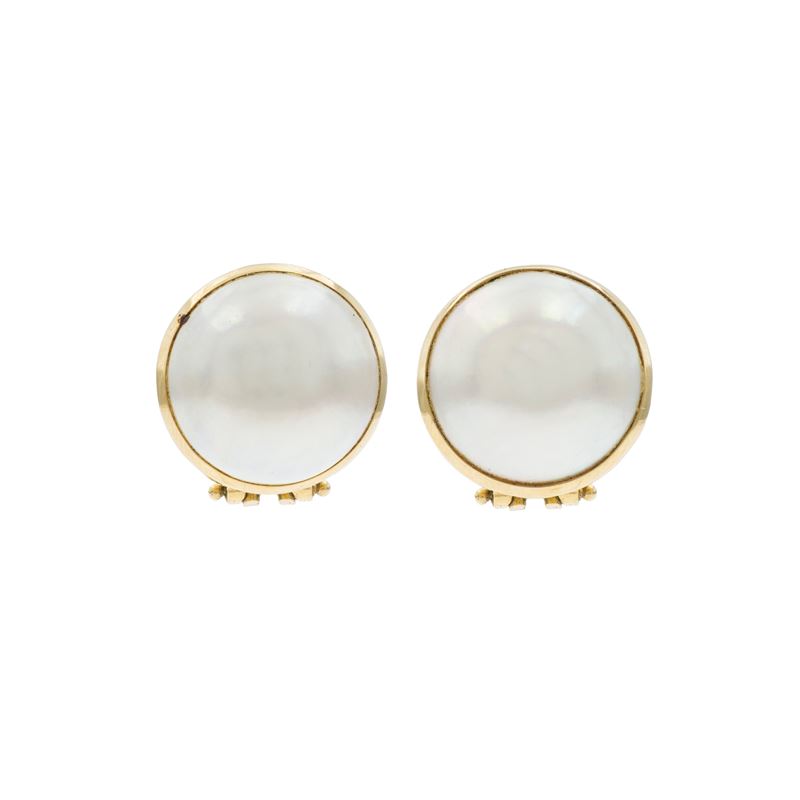 Orecchini a lobo in oro giallo 18kt e perle mabé