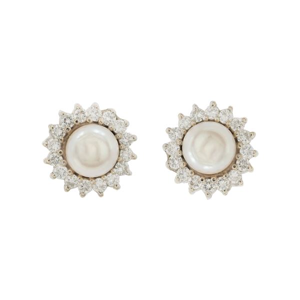 Orecchini a lobo in oro bianco 18kt perla coltivata e diamanti