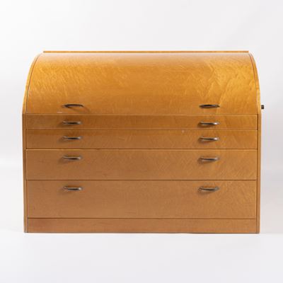 Cassettone in legno laccato