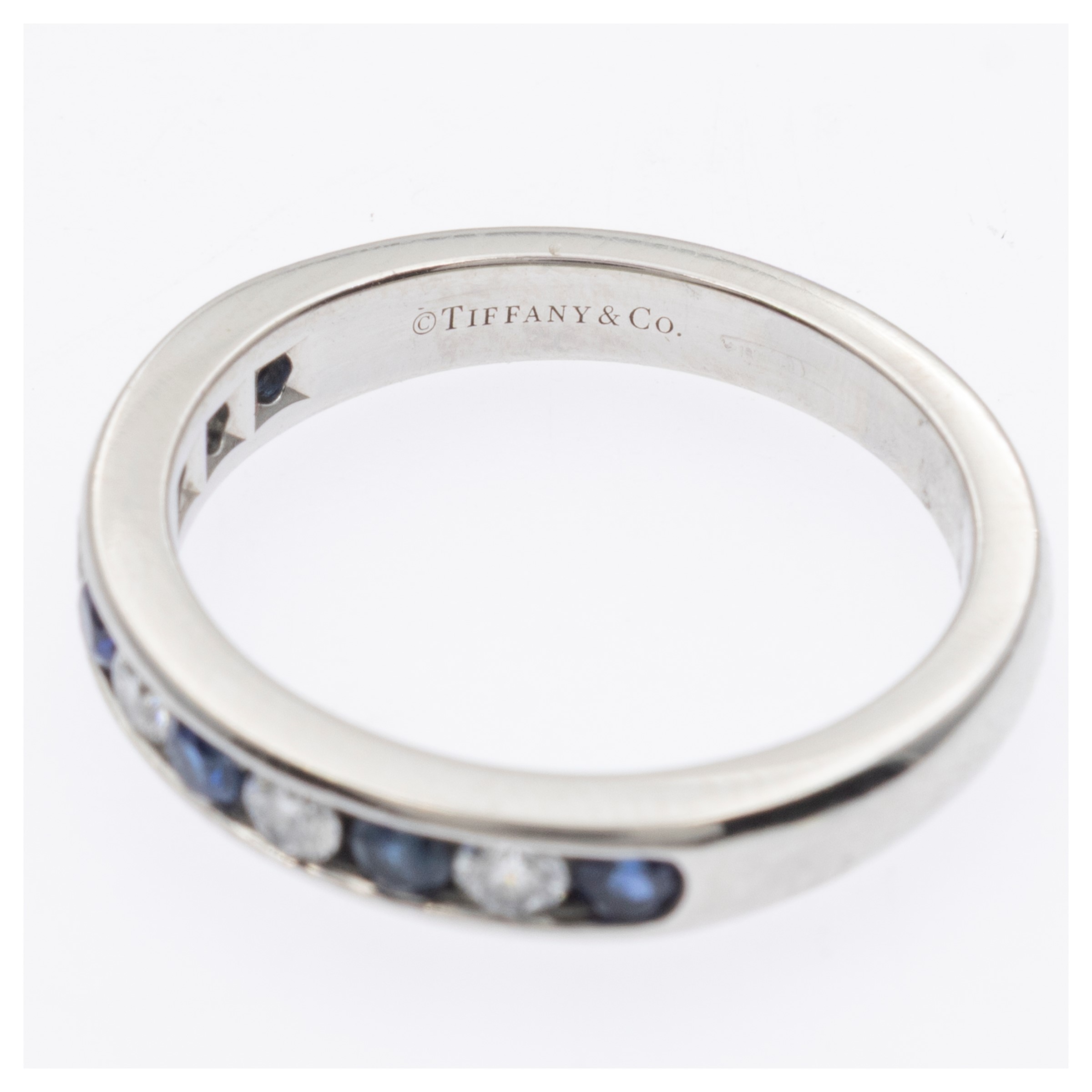 Tiffany & Co. anello fede in platino diamanti e zaffiri