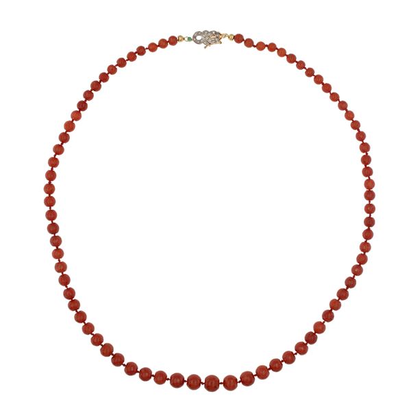 Collana ad un filo di sfere di corallo rosso sfaccettate