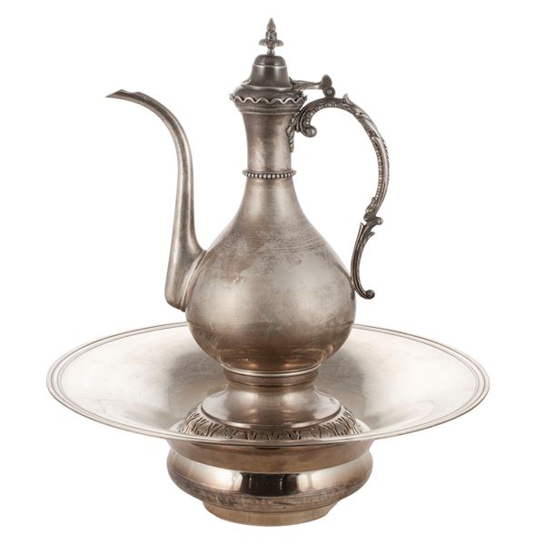 Caraffa con bacile in argento