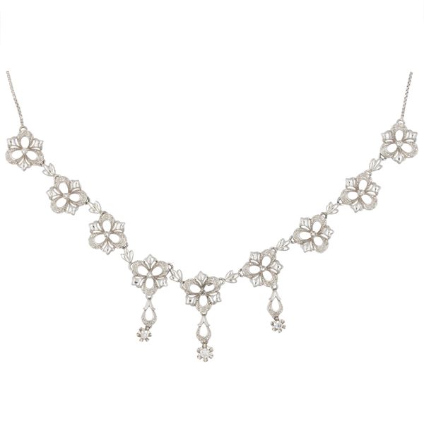 Collana a motivo floreale in oro bianco 18kt e diamanti