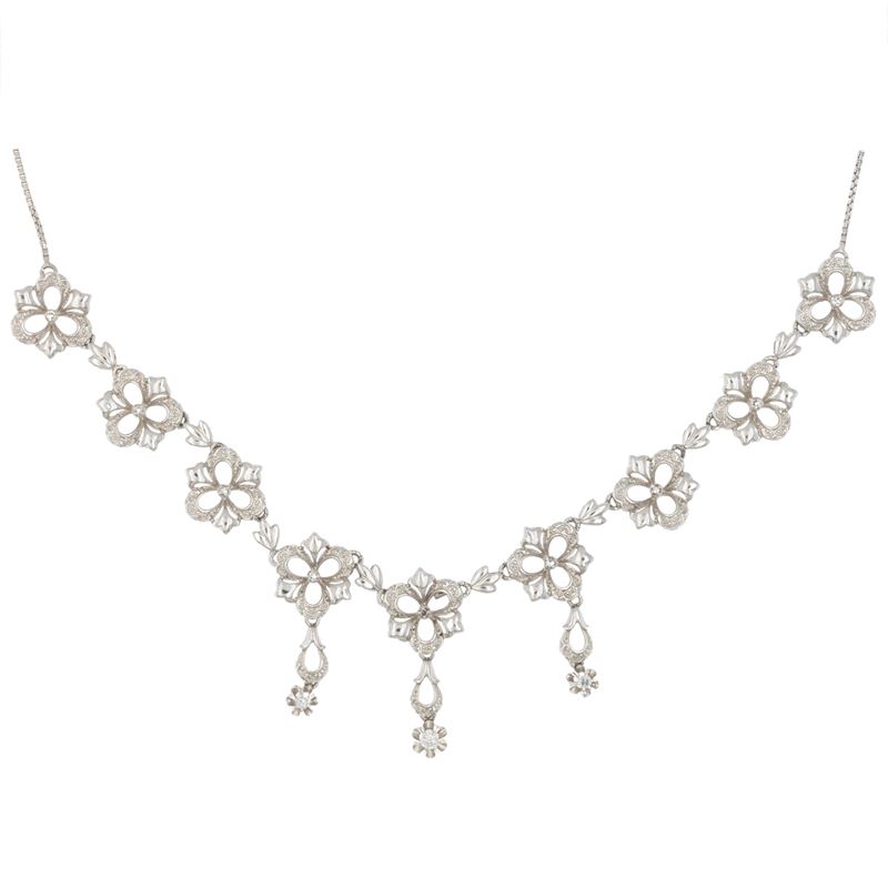 Collana a motivo floreale in oro bianco 18kt e diamanti