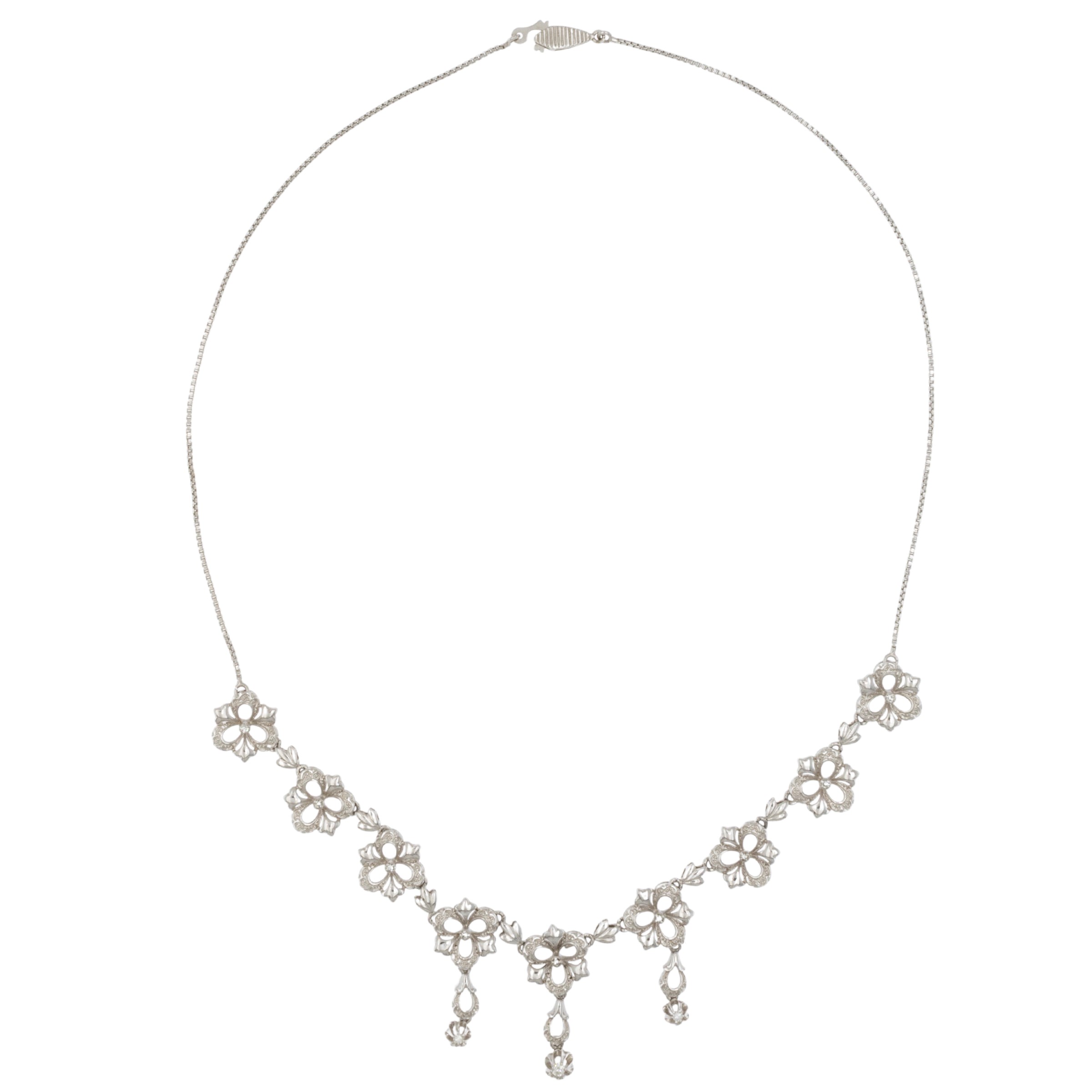 Collana a motivo floreale in oro bianco 18kt e diamanti