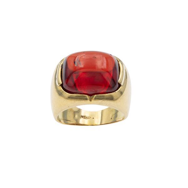 Anello in oro giallo 18kt e granato taglio cabochon
