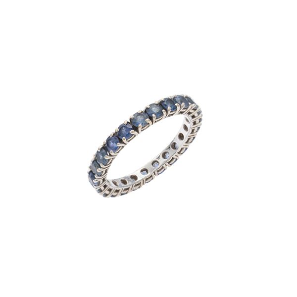 Anello fede in oro bianco 18kt e zaffiri tondi